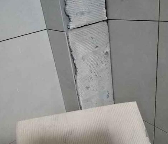 民权瓷砖空鼓维修公司分享下厨房瓷砖脱落的补救措施。